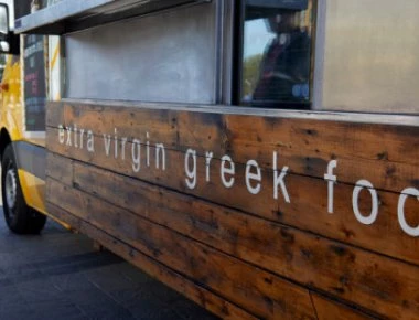 Έλληνας στο Λονδίνο: Από τα σαλόνια στα αλώνια ή αλλιώς από την τράπεζα σε φορτηγό-καντίνα (φωτο)